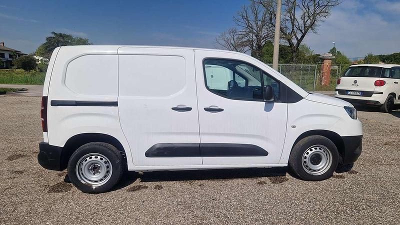 Begagnad Toyota Proace City Active 102 HK (75 kW) 2021 Vit Minibuss
