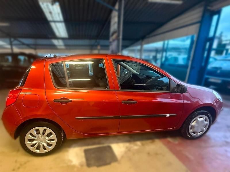 Usata Renault Clio II Dynamique 74 CV (54 kW) 2006 Arancione Berlina