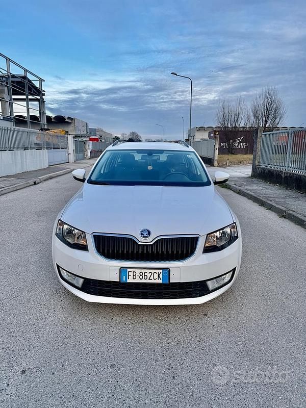 Usata Skoda Octavia Executive 110 CV (80 kW) 2016 Bianco Station wagon
