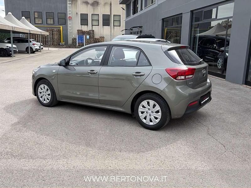 Usata Kia Rio Urban 83 CV (61 kW) 2023 Grigio Utilitaria