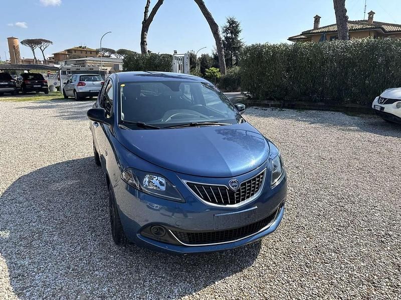 Usata Lancia Ypsilon Gold 69 CV (50 kW) 2022 Blu/azzurro Utilitaria