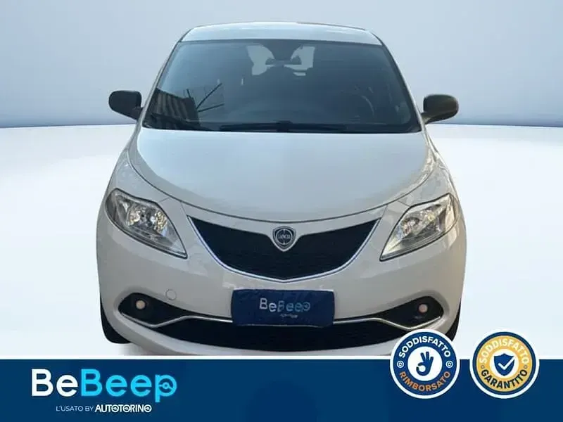 Usata Lancia Ypsilon Silver 69 CV (50 kW) 2017 Bianco pastello Utilitaria