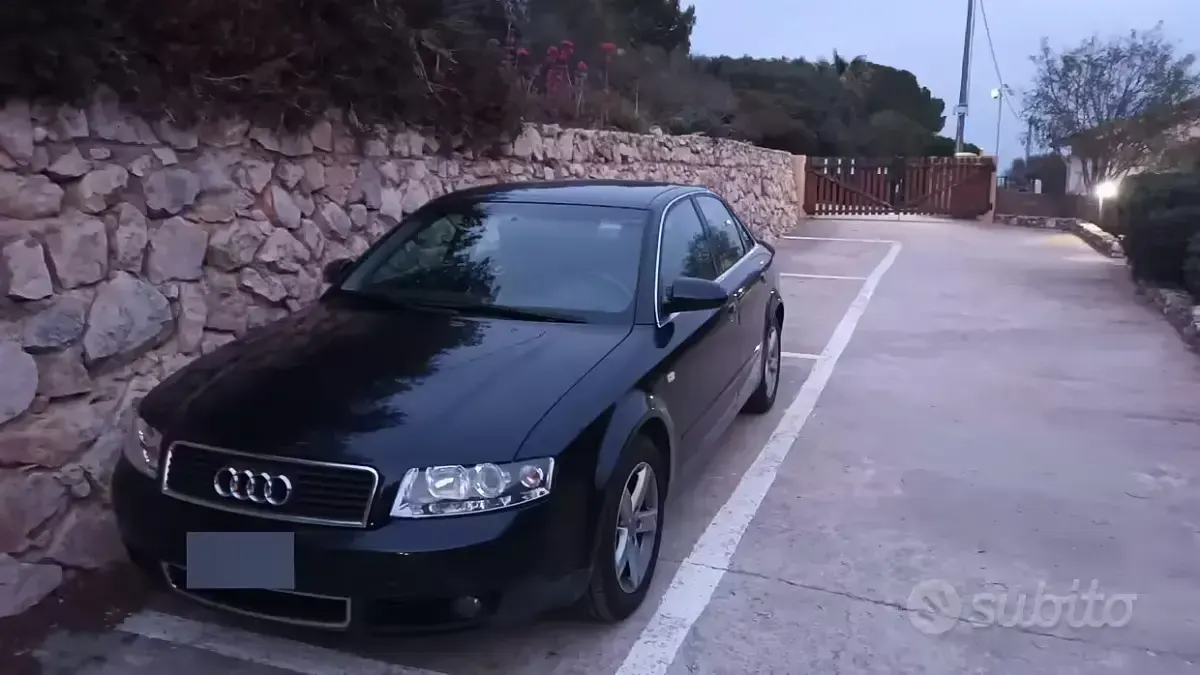 Begagnad Audi A4 130 HK (95 kW) 2002 Blå Sedan