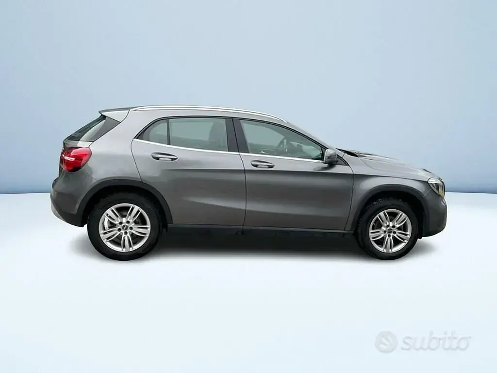 Usata Mercedes GLA200 136 CV (100 kW) 2019 Grigio SUV