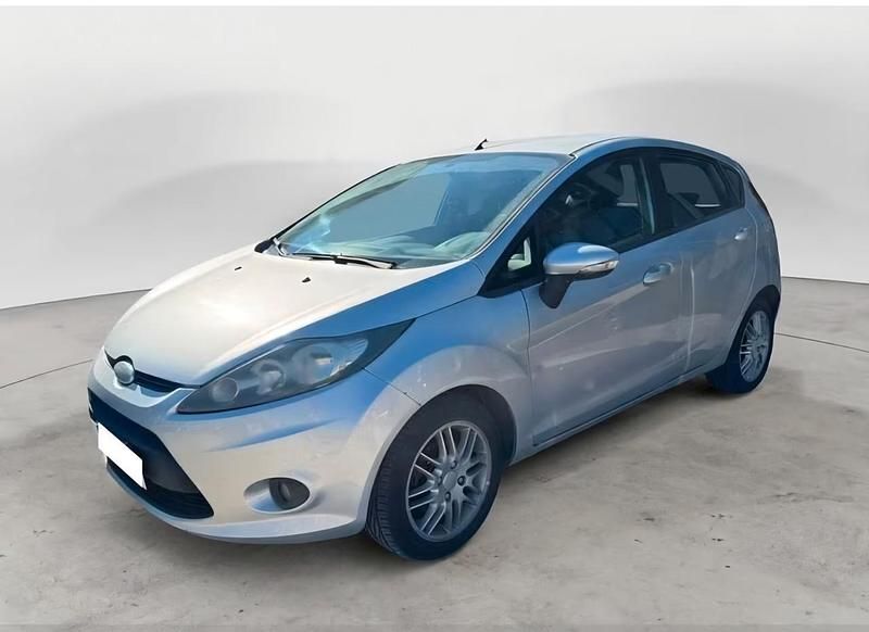 Usata Ford Fiesta Titanium 82 CV (60 kW) 2010 Argento Berlina
