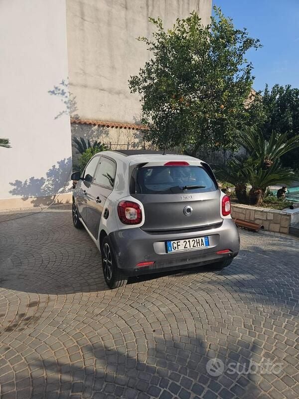 Grigio Usata 2017 Smart ForFour Utilitaria | 10.000 € - Immagine 1/4