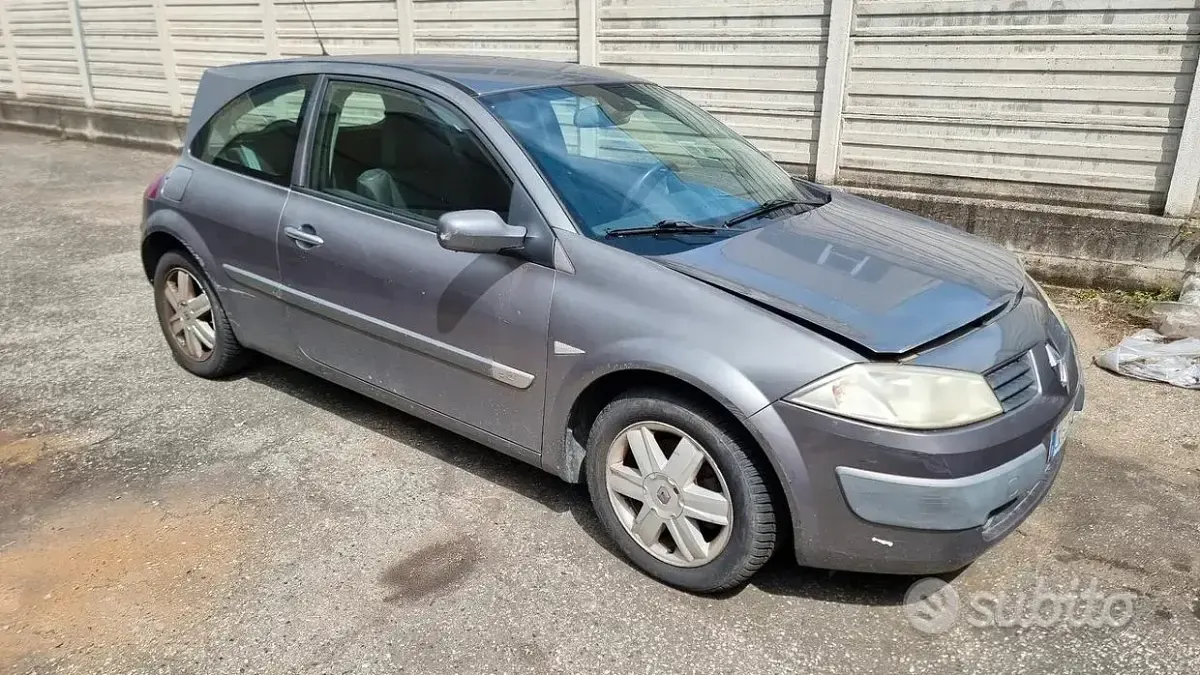 Usata Renault Mégane Authentique 100 CV (73 kW) 2004 Grigio Berlina