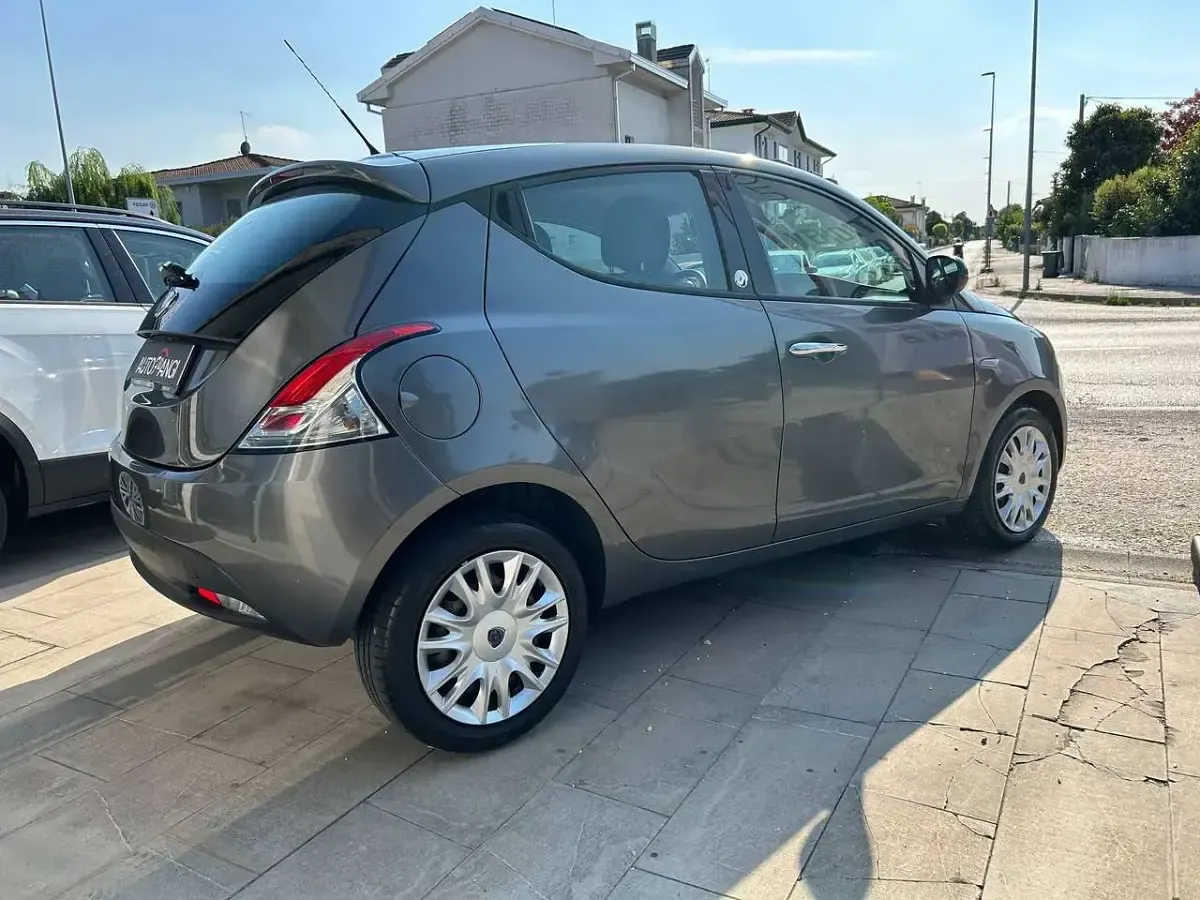 Usata Lancia Ypsilon Silver 69 CV (50 kW) 2012 Grigio Utilitaria