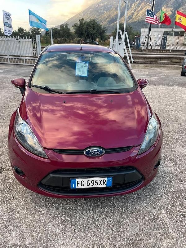 Rosso Usata 2011 Ford Fiesta Business Edition Tre volumi | 4500 € (Buon prezzo) - Immagine 1/4