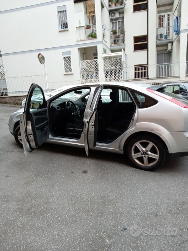 Usata Ford Focus 110 CV (80 kW) 2005 Grigio Coupé