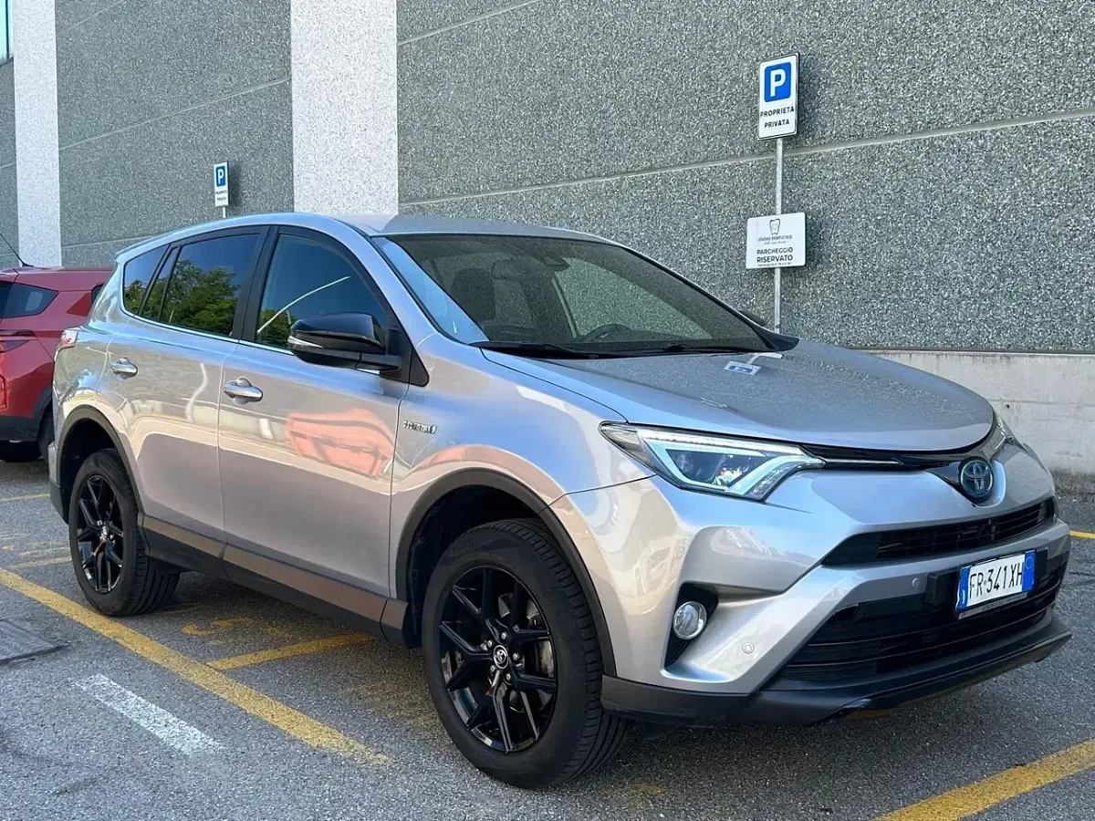 Usata Toyota RAV4 Hybrid Lounge 155 CV (114 kW) 2018 Grigio SUV