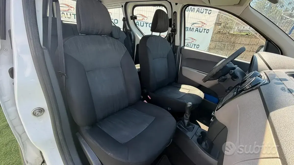 Usata Dacia Dokker Lauréate 90 CV (66 kW) 2014 Bianco Monovolume