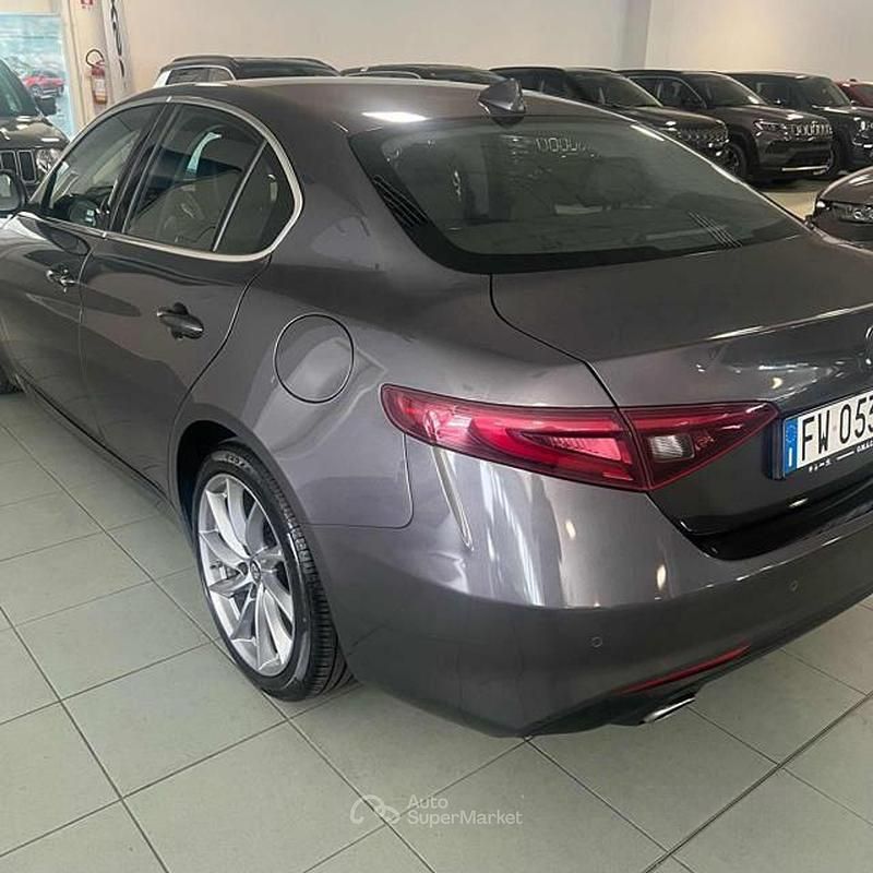 Usata Alfa Romeo Giulia Executive 160 CV (117 kW) 2019 Grigio pastello Berlina