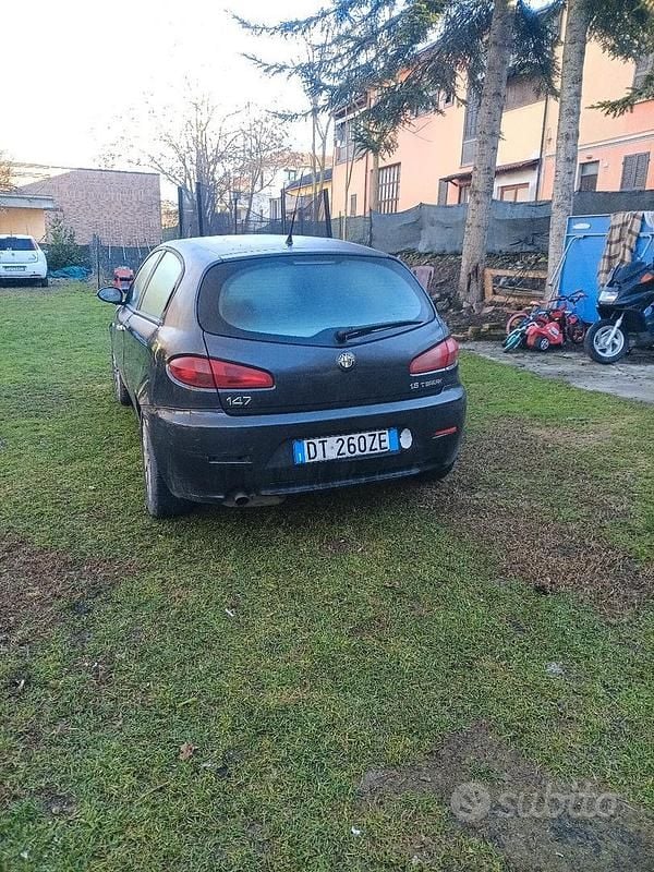 Usata Alfa Romeo 147 105 CV (77 kW) 2006 Nero Utilitaria