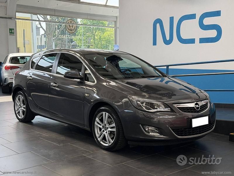 Usata Opel Astra Cosmo 140 CV (102 kW) 2011 Grigio Berlina