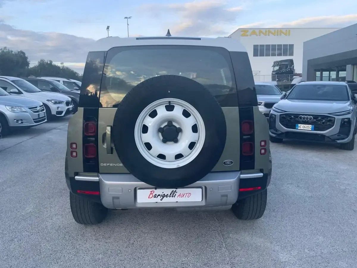 Usata Land Rover Defender SE Dynamic 200 CV (147 kW) 2023 Verde SUV