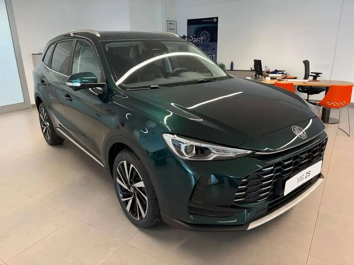 Nuova MG ZS Luxury 194 CV (142 kW) 2026 British green SUV