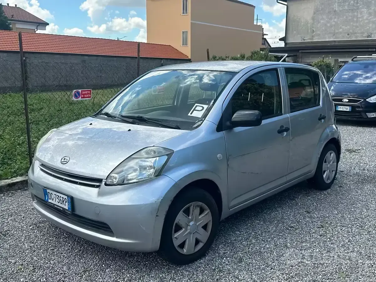 Usata Daihatsu Sirion 69 CV (50 kW) 2007 Grigio Utilitaria