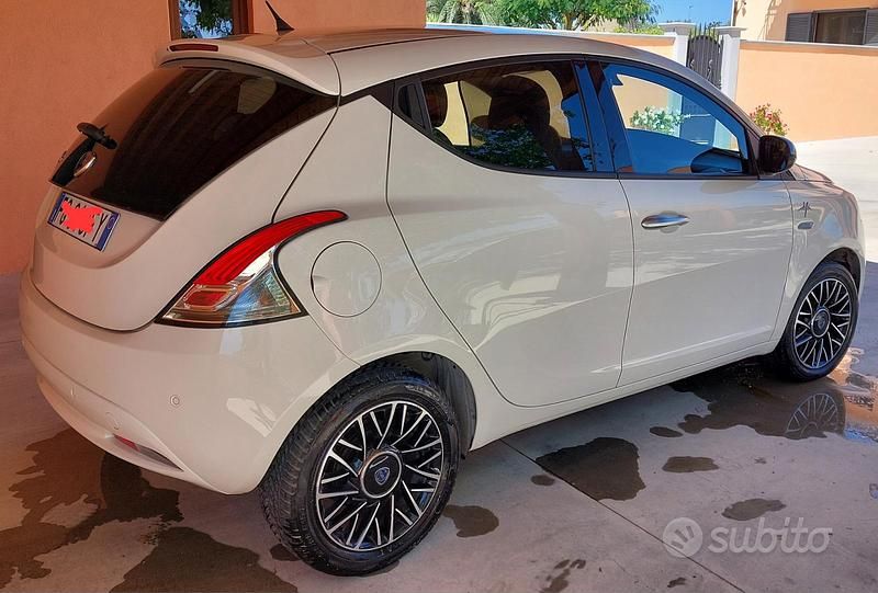 Usata Lancia Ypsilon 95 CV (69 kW) 2016 Bianco Utilitaria