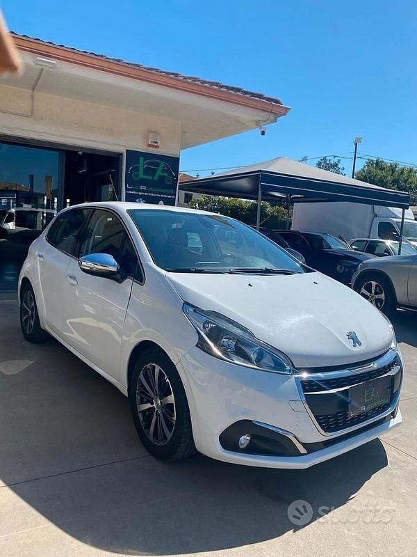Gebraucht Peugeot 208 Allure 75 PS (55 kW) 2017 Weiß Kleinwagen