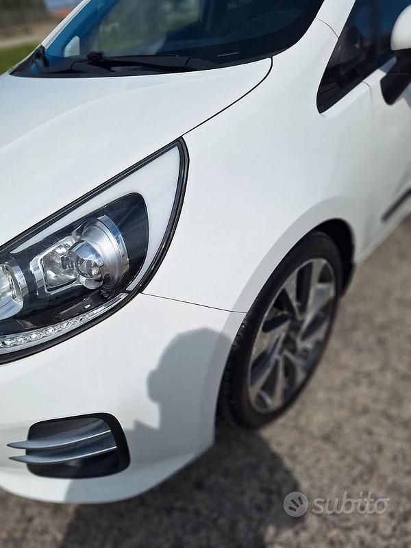 Usata Kia Rio 90 CV (66 kW) 2015 Bianco Berlina