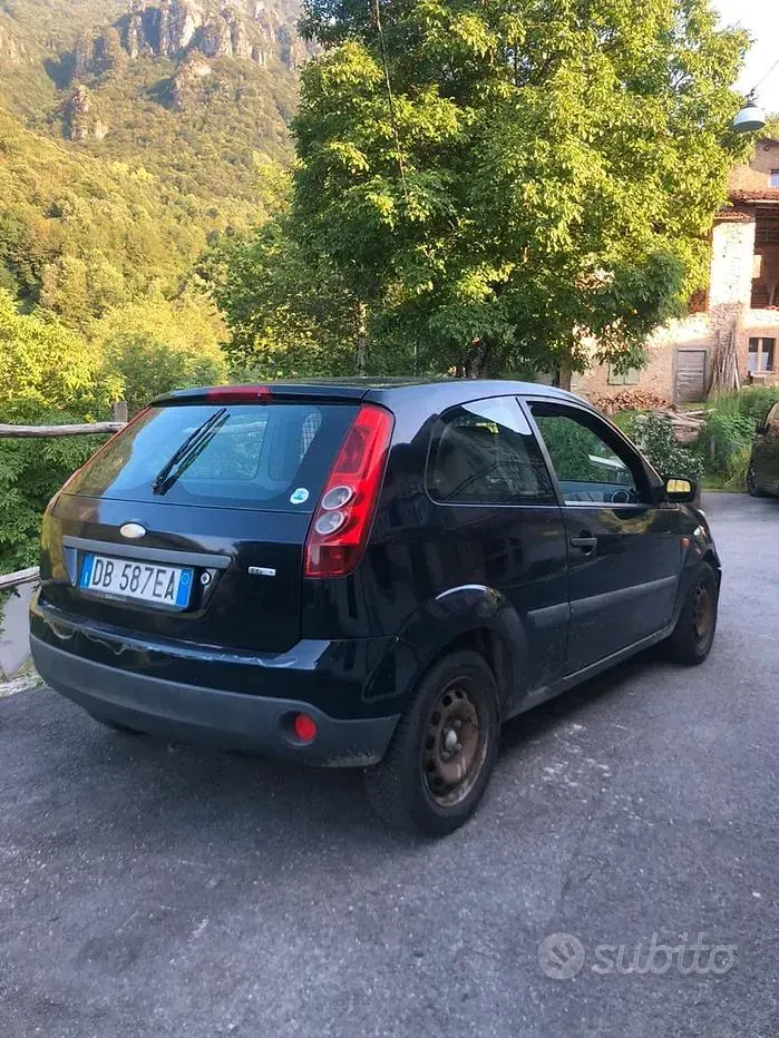 Usata Ford Fiesta 68 CV (50 kW) 2006 Bluazzurro Utilitaria