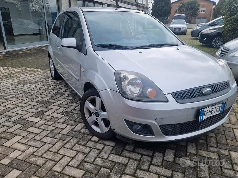 Usata Ford Fiesta Ghia 67 CV (49 kW) 2008 Grigio Utilitaria