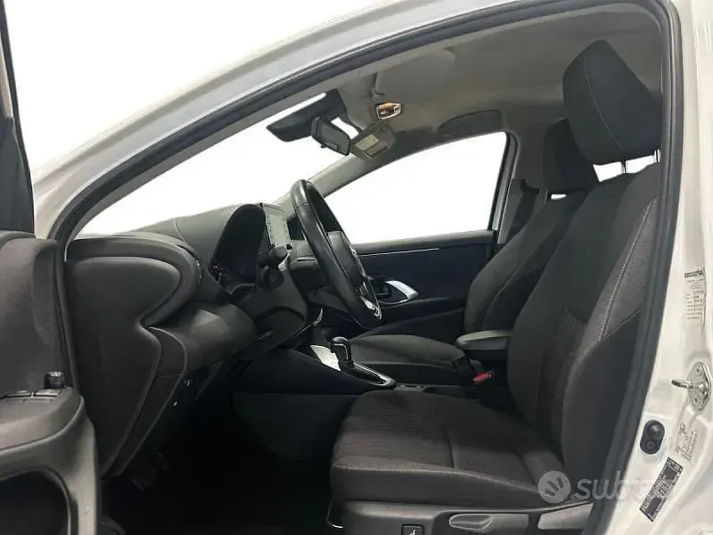 Usata Toyota Yaris Hybrid Business Edition 115 CV (84 kW) 2023 Bianco Berlina