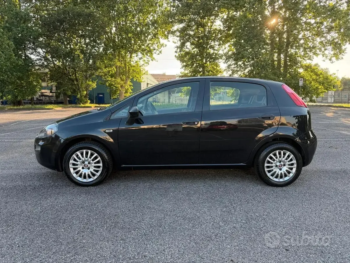 Usata Fiat Punto Lounge 69 CV (50 kW) 2015 Nero Utilitaria