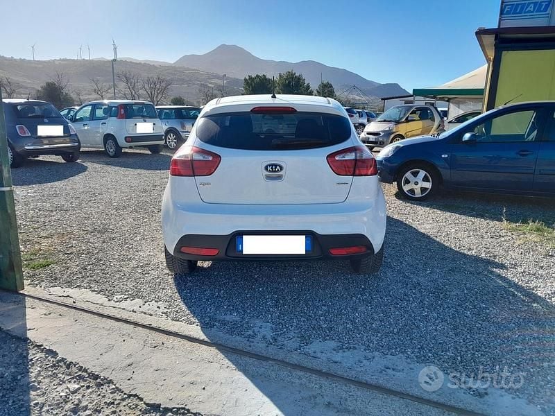 Usata Kia Rio 90 CV (66 kW) 2012 Bianco Berlina