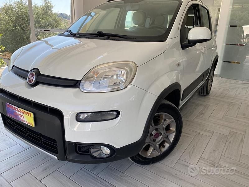 Usata Fiat Panda 4x4 Lounge 75 CV (55 kW) 2014 Bianco Utilitaria