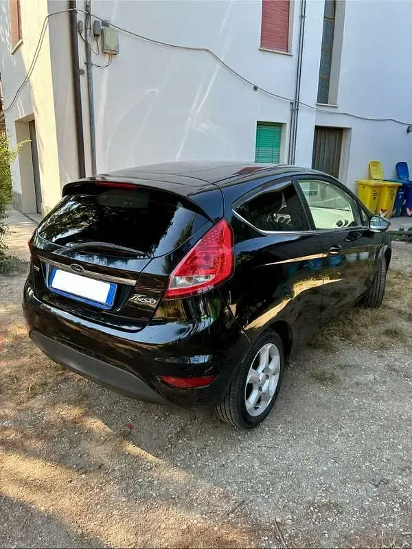 Usata Ford Fiesta 68 CV (50 kW) 2010 Nero Berlina