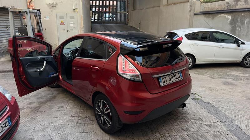 Begagnad Ford Fiesta Ambiente 75 HK (55 kW) 2009 Röd Halvkombi