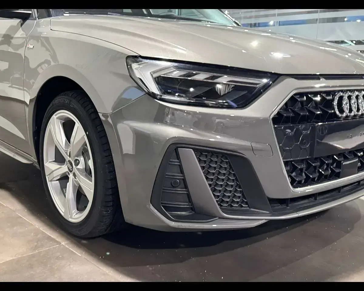 Nuova Audi A1 Sportback S-Line 116 CV (85 kW) 2026 Grigio chronos / tetto nero my Utilitaria