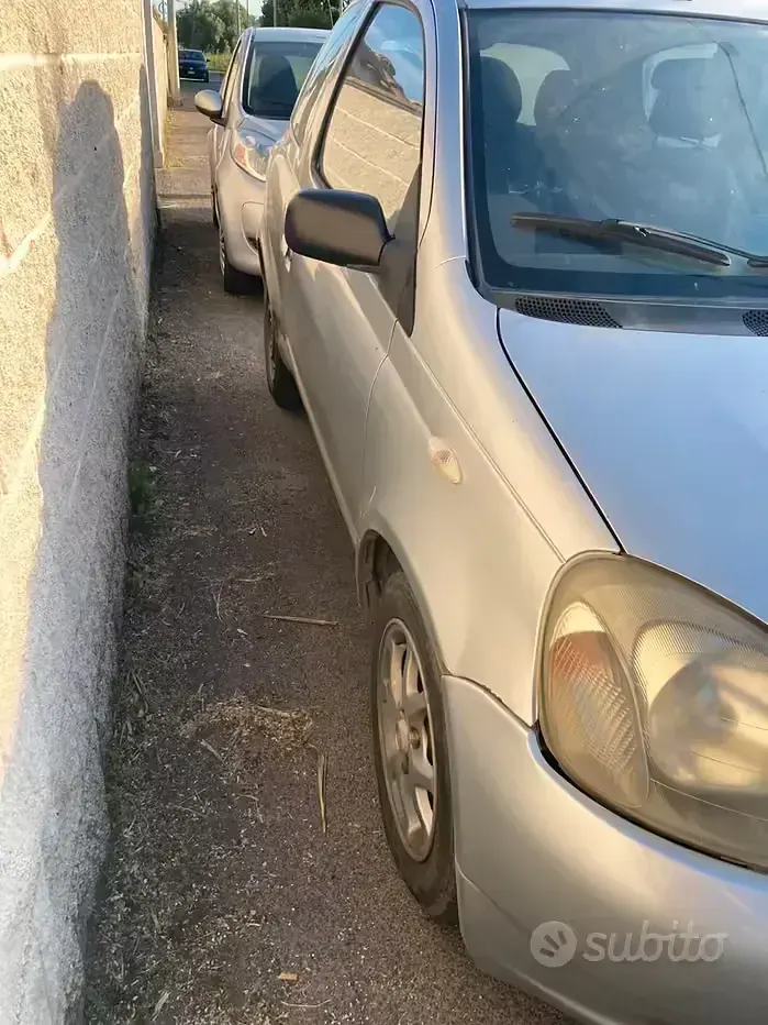 Usata Toyota Yaris 68 CV (50 kW) 1999 Grigio Utilitaria