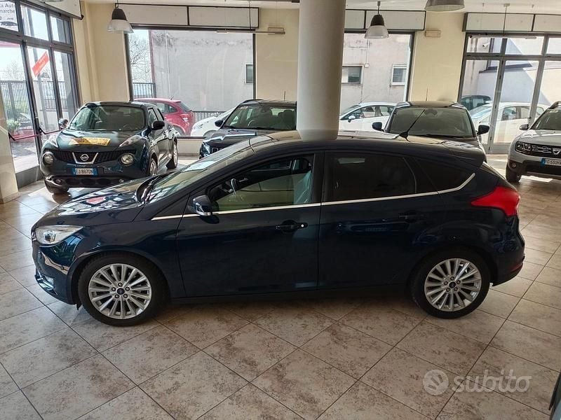 Begagnad Ford Focus Titanium 125 HK (91 kW) 2015 Blå Sedan