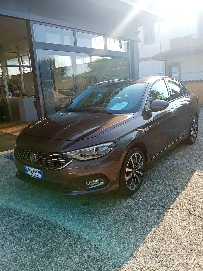 Usata Fiat Tipo Lounge 120 CV (88 kW) 2016 Marrone Berlina