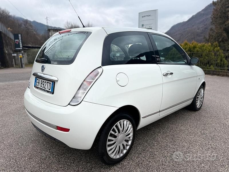 Usata Lancia Ypsilon 69 CV (50 kW) 2011 Bianco Utilitaria