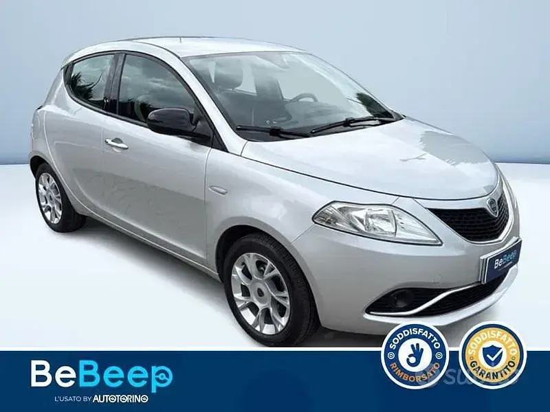 Usata Lancia Ypsilon Silver 69 CV (50 kW) 2016 Grigio metallizzato Utilitaria