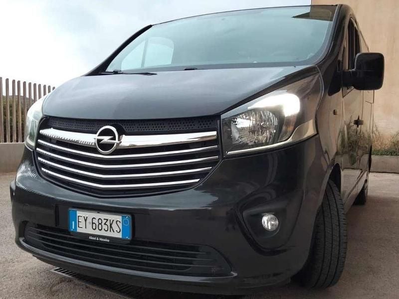 Usata Opel Vivaro 145 CV (106 kW) 2015 Nero Monovolume