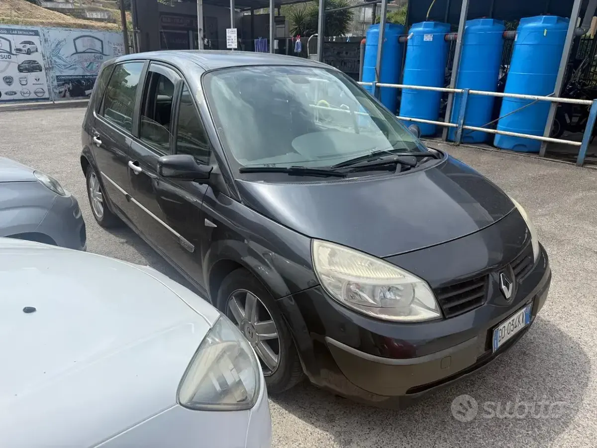 Usata Renault Scénic II 106 CV (77 kW) 2006 Grigio Monovolume