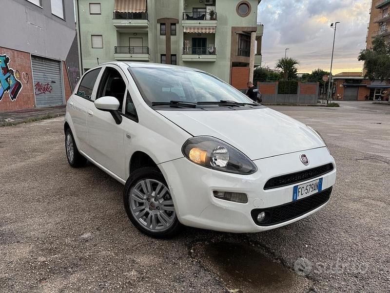 Bianco Usata 2016 Fiat Punto Lounge Tre volumi | 1599 € (Cara) - Immagine 1/4