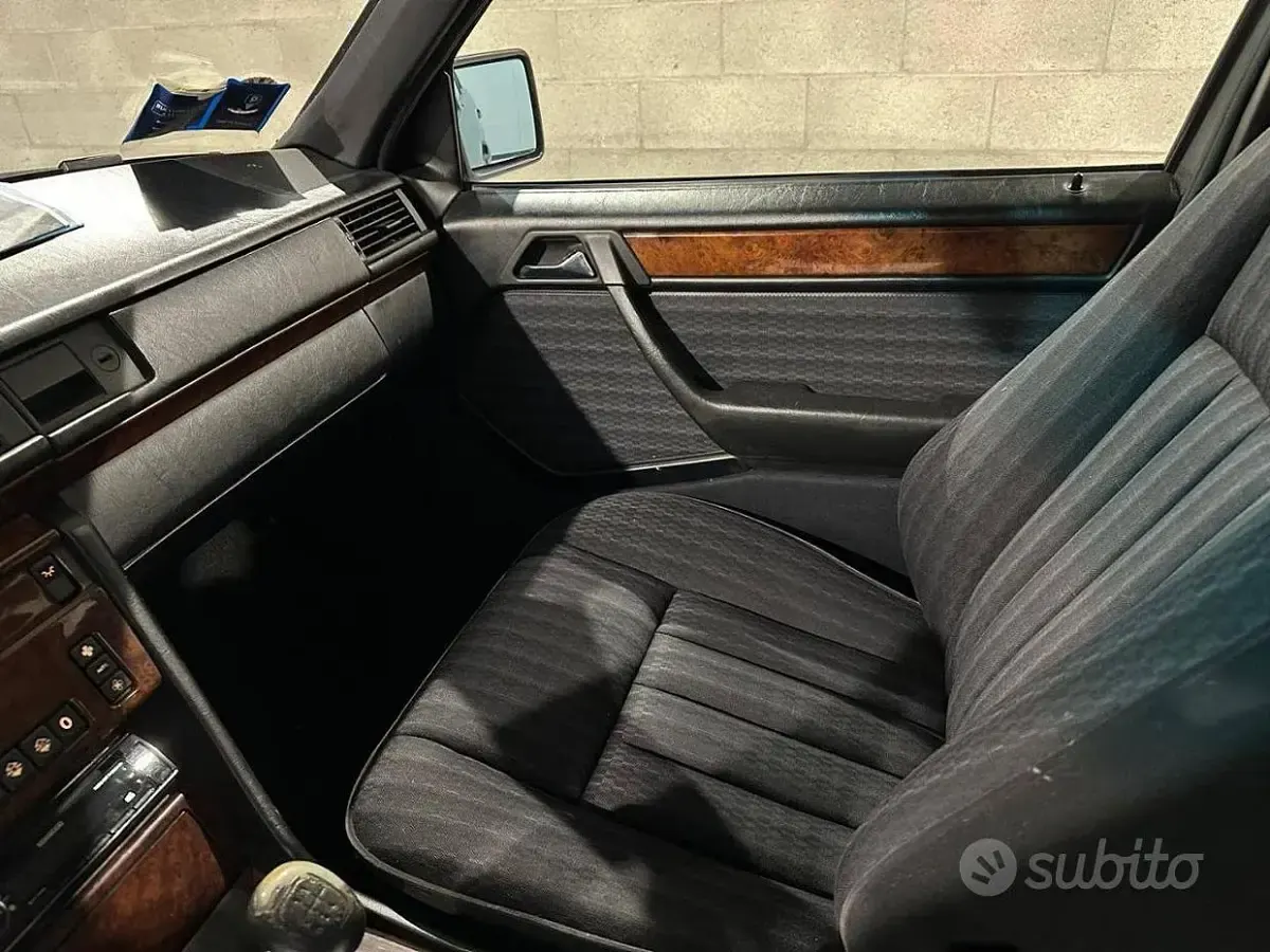 Usata Mercedes 200 122 CV (89 kW) 1991 Grigio Berlina