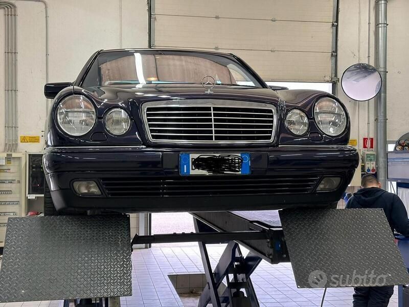 Usata Mercedes E300 Avantgarde 177 CV (130 kW) 1998 Blu Berlina