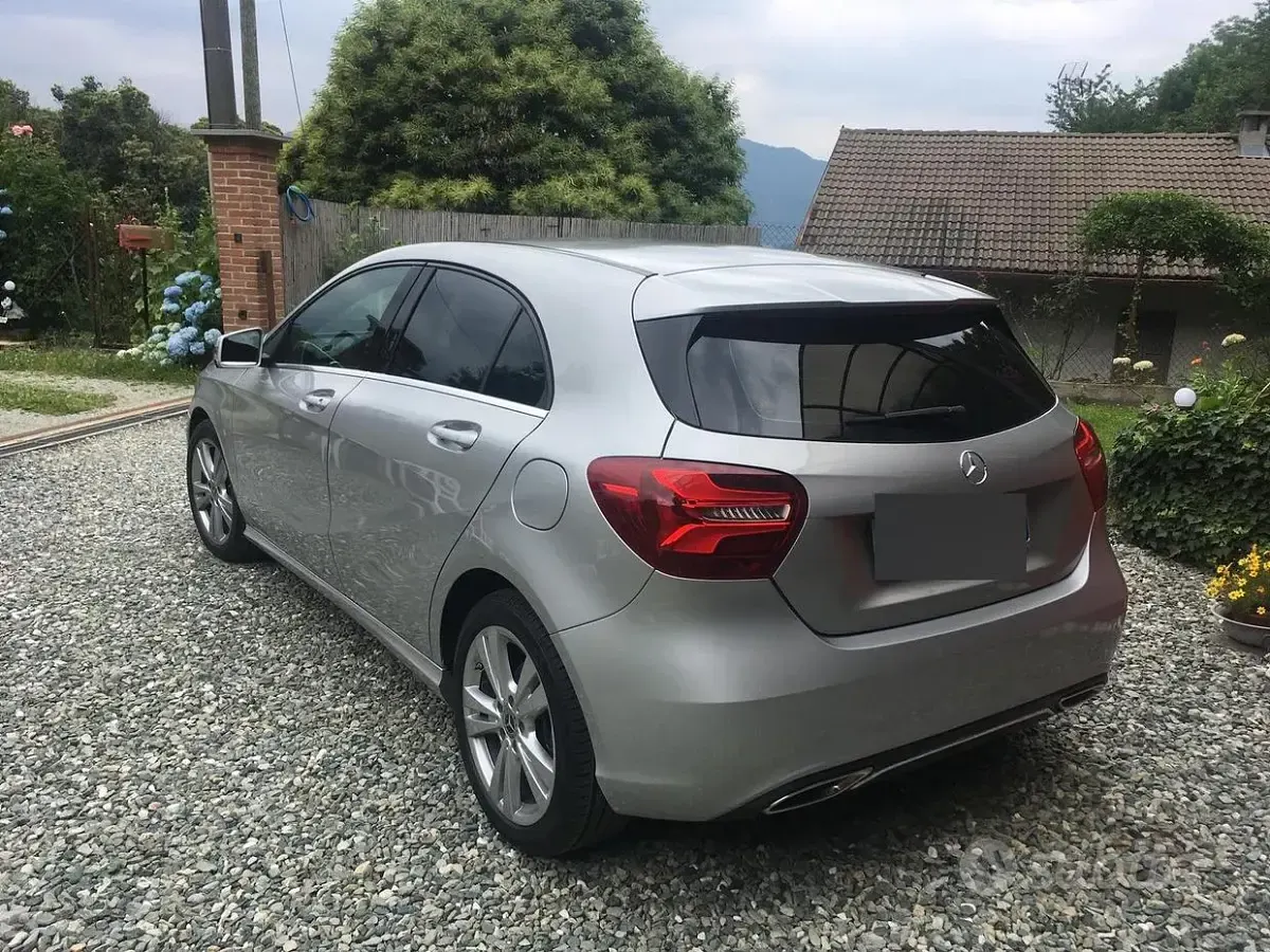 Usata Mercedes A180 109 CV (80 kW) 2017 Grigio Utilitaria