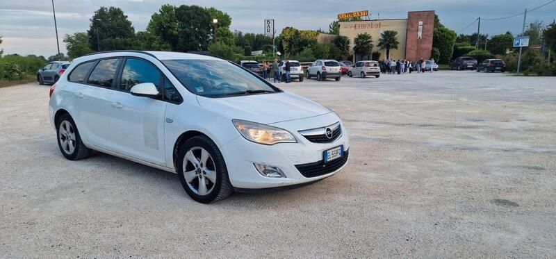 Usata Opel Astra 110 CV (80 kW) 2012 Bianco Station wagon