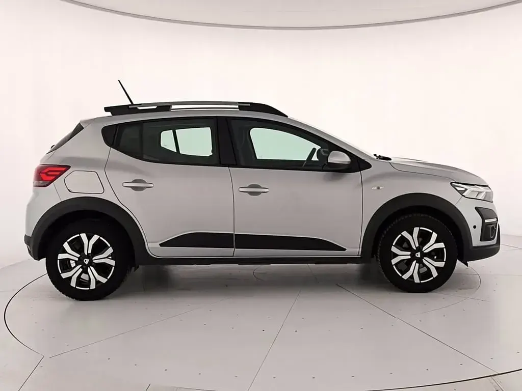 Usata Dacia Sandero Comfort 101 CV (74 kW) 2022 Argento Utilitaria