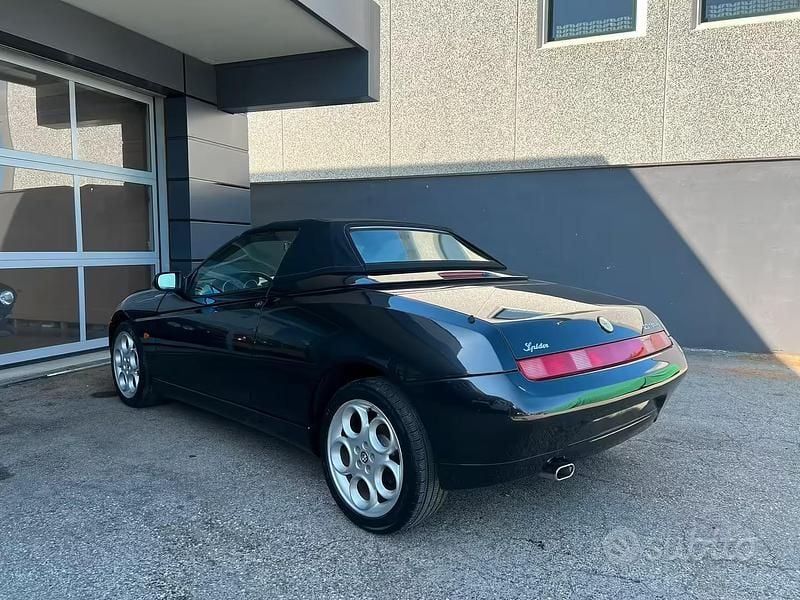 Usata Alfa Romeo Spider 150 CV (110 kW) 2001 Nero Cabrio