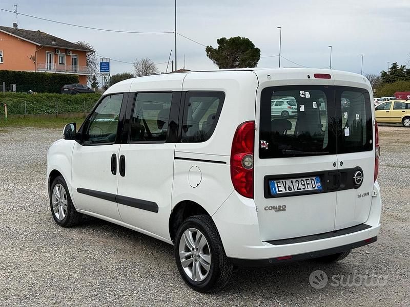 Usata Opel Combo Cosmo 105 CV (77 kW) 2014 Bianco Monovolume