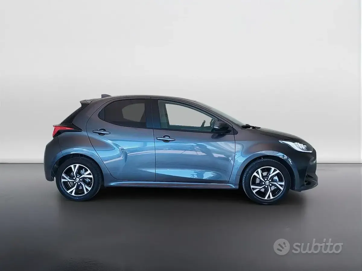 Usata Toyota Yaris Hybrid Trend 92 CV (67 kW) 2024 Grigio Berlina